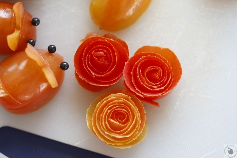 Tỉa hoa hồng từ quả cà chua
