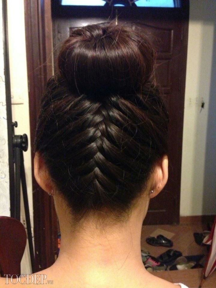 Tóc búi cao kết hợp thắt bím sang chảnh Tóc búi cao kết hợp thắt bím sang chảnh