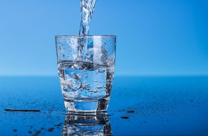 Uống nước một bí quyết thông minh, khoa học để trị táo bón