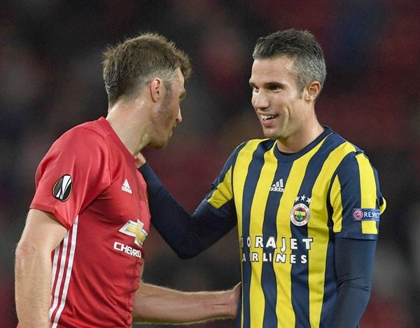 Van Persie được Sir Alex và CĐV của MU vỗ tay khi ghi bàn vào lưới đội bóng cũ