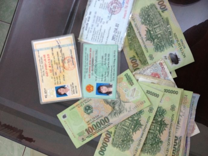 Ví tiền và giấy tờ Ví tiền và giấy tờ