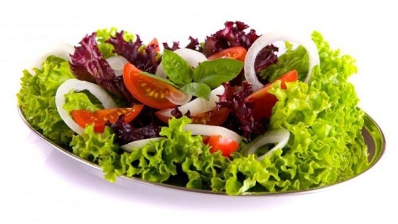 Ăn salad hoặc uống một cốc nước trước bữa ăn