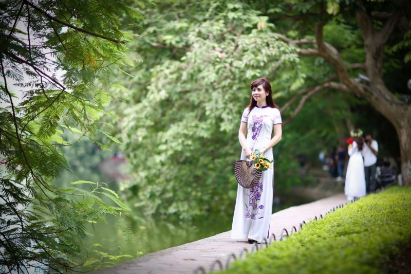 Bài thơ: EM NGỒI ĐAN ÁO MÙA THU Bài thơ: EM NGỒI ĐAN ÁO MÙA THU