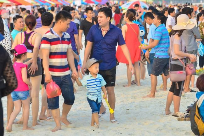 Bám theo sau chờ cơ hội bắt cóc trẻ em