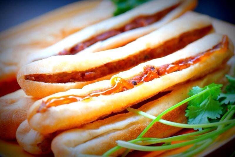 Bánh mỳ que Đà nẵng cổng trường THCS Lê Quý Đôn