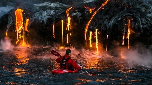 Bơi xuồng Kayak gần nham thạch nóng chảy ở Hawaii Bơi xuồng Kayak gần nham thạch nóng chảy ở Hawaii