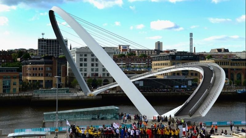 Cầu Gateshead Millennium, Anh