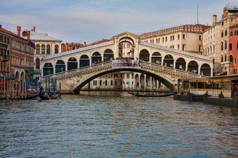 Cầu Rialto nằm tại Venezia, Italia