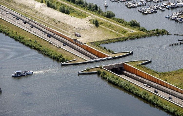 Cây cầu dưới nước tại Hà Lan