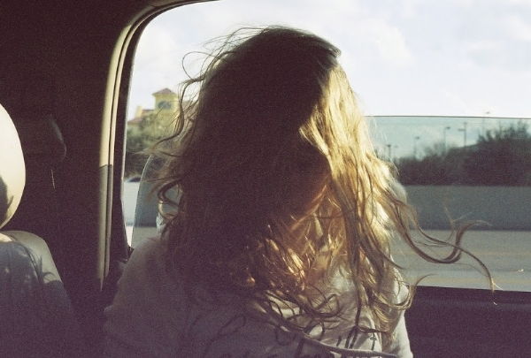 Chải tóc trên xe ô tô