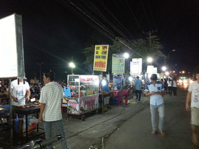 Chợ đêm sinh viên làng Đại học