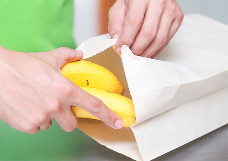 Cho trái cây vào túi giấy
