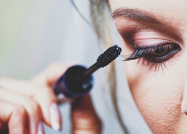 Cố chải lại mascara trong ngày