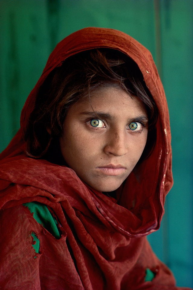 Cô gái người Afghanistan Sharbat Gula có đôi mắt xanh sâu thẳm