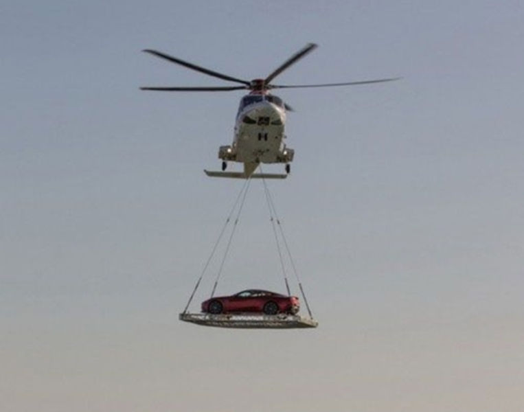 Di chuyển siêu xe bởi trực thăng