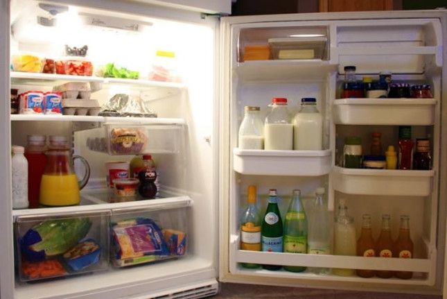 Đổ sữa uống dở vào hộp cất tủ lạnh Đổ sữa uống dở vào hộp cất tủ lạnh