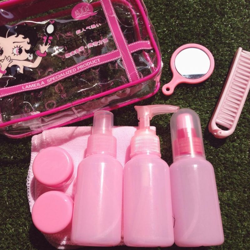 Đựng mỹ phẩm hoặc dầu gội, sữa tắm vào chai lọ nhỏ Đựng mỹ phẩm hoặc dầu gội, sữa tắm vào chai lọ nhỏ