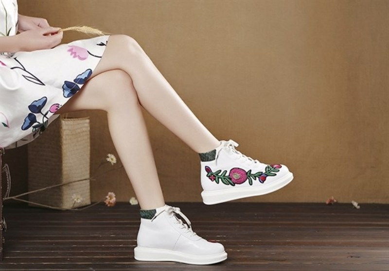 Giày sneaker thêu