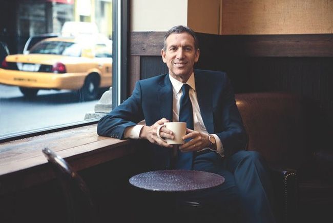 Howard Schultz – CEO Starbucks: dắt chó đi dạo, uống cà phê sáng