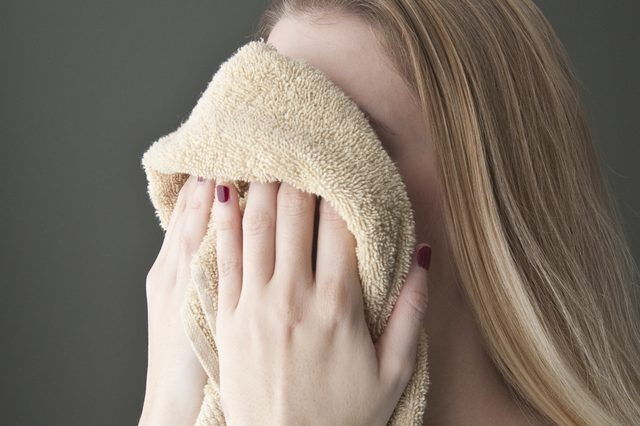 Hạn chế dầu thừa và lông mọc dưới da sau khi waxing Hạn chế dầu thừa và lông mọc dưới da sau khi waxing