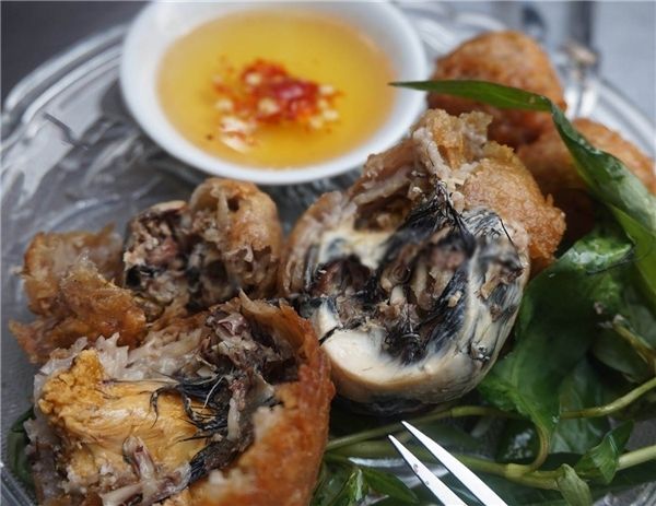 Hột vịt lộn bọc khoai môn (12000 đồng) Hột vịt lộn bọc khoai môn (12000 đồng)