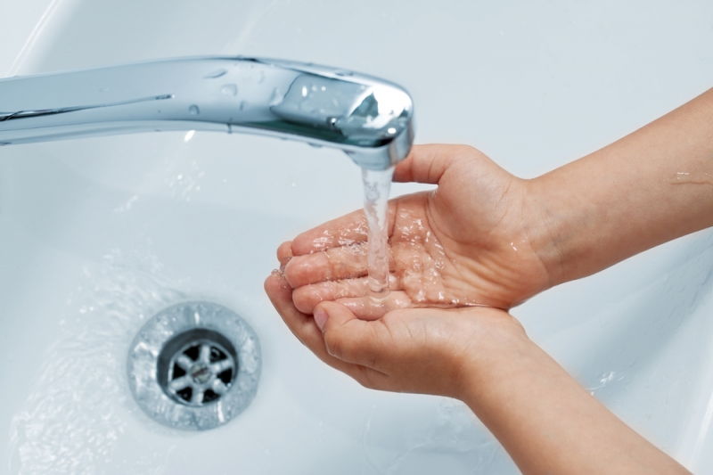 Không rửa sạch tay trước khi dùng thuốc nhỏ mắt