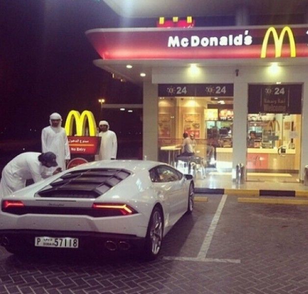Lái cả  chiếc siêu xe đắt tiền đi ăn McDonald's