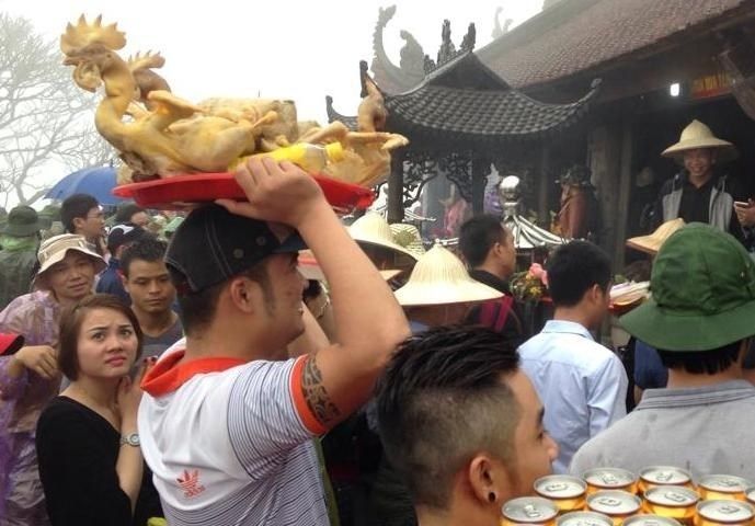 Mang ăn uống hàng ngày mặn vào chùa