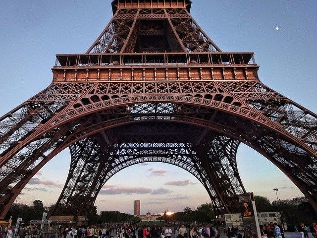 Màu sơn của tháp Eiffel