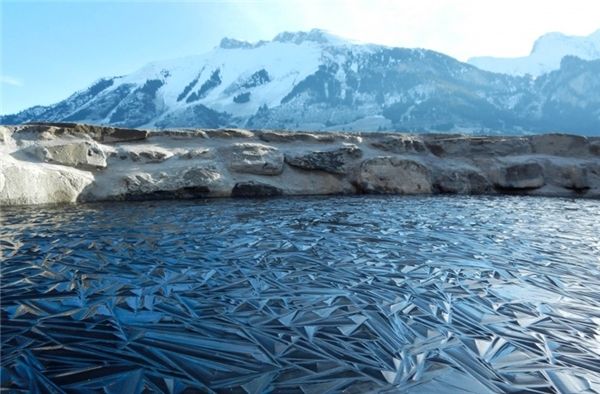 Một cái hồ bị đóng băng ở Thụy Sĩ