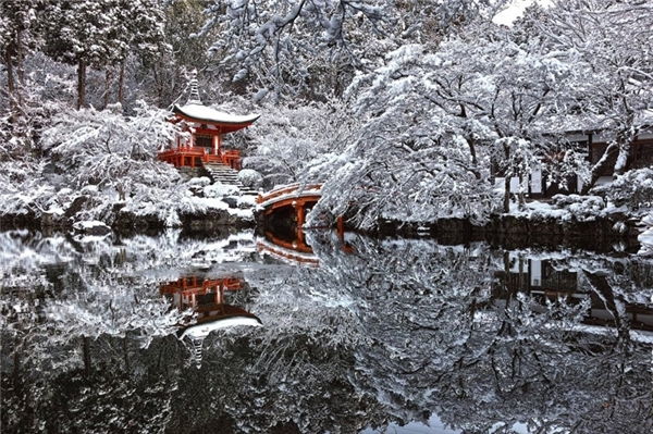 Một ngôi đền phủ đầy tuyết ở Nhật