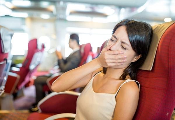 Nên nạp năng lượng đúng cách khi bị nôn ói do say xe