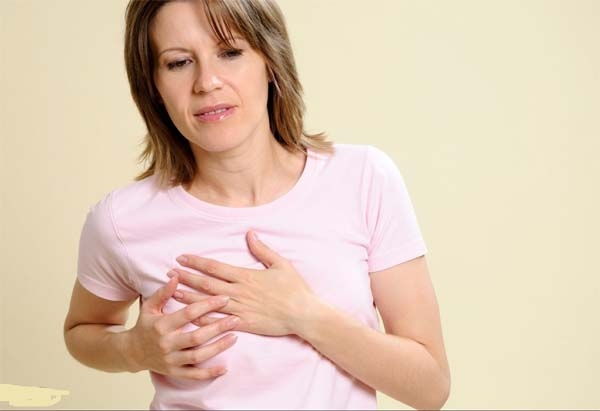 Ngực đau, núm vú rỉ nước là dấu hiệu của bệnh