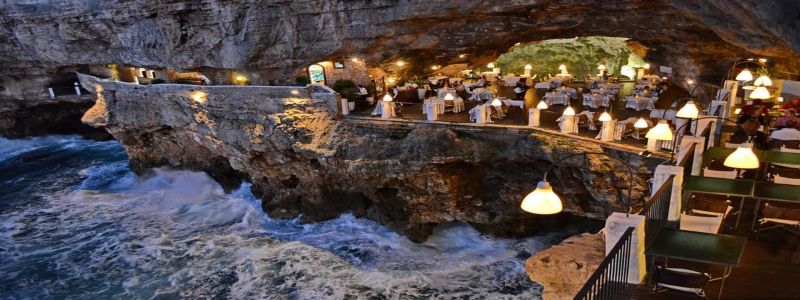 Nhà hàng Grotta Palazzese ở Bari, Italy