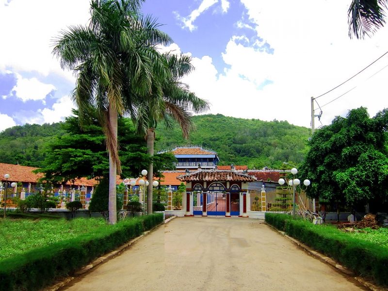 Nhà lớn Long Sơn (Đền Ông Trần)
