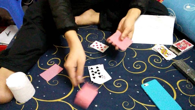 Nhân Mã (22/11 - 21/12): Đánh bài