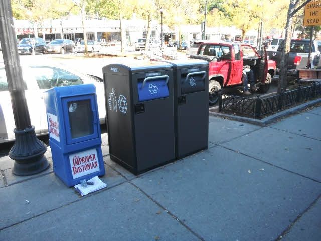 Nhiều thùng rác công cộng