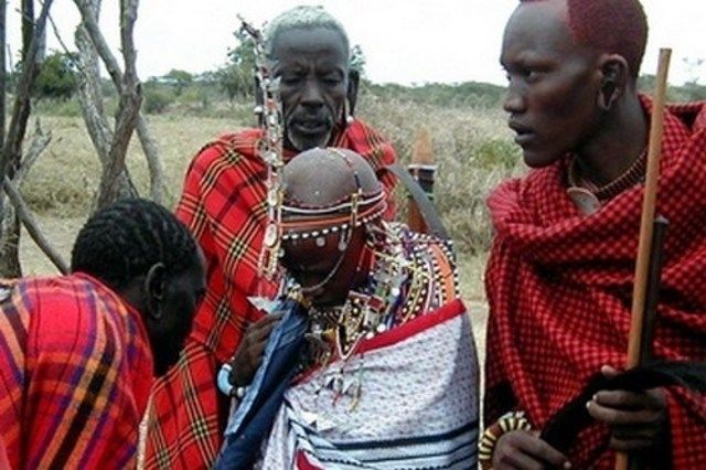 Nhổ nước bọt lên người cô dâu ở Kenya