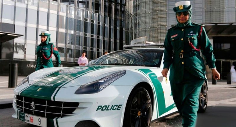 Những nữ cảnh sát Dubai bên chiếc xe tuần tra siêu chất
