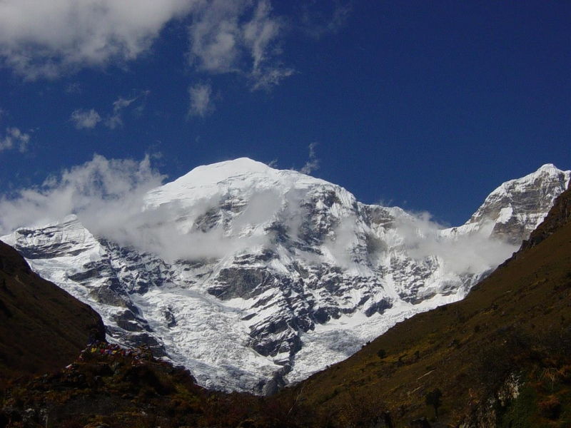 Núi Gangkhar Puensum