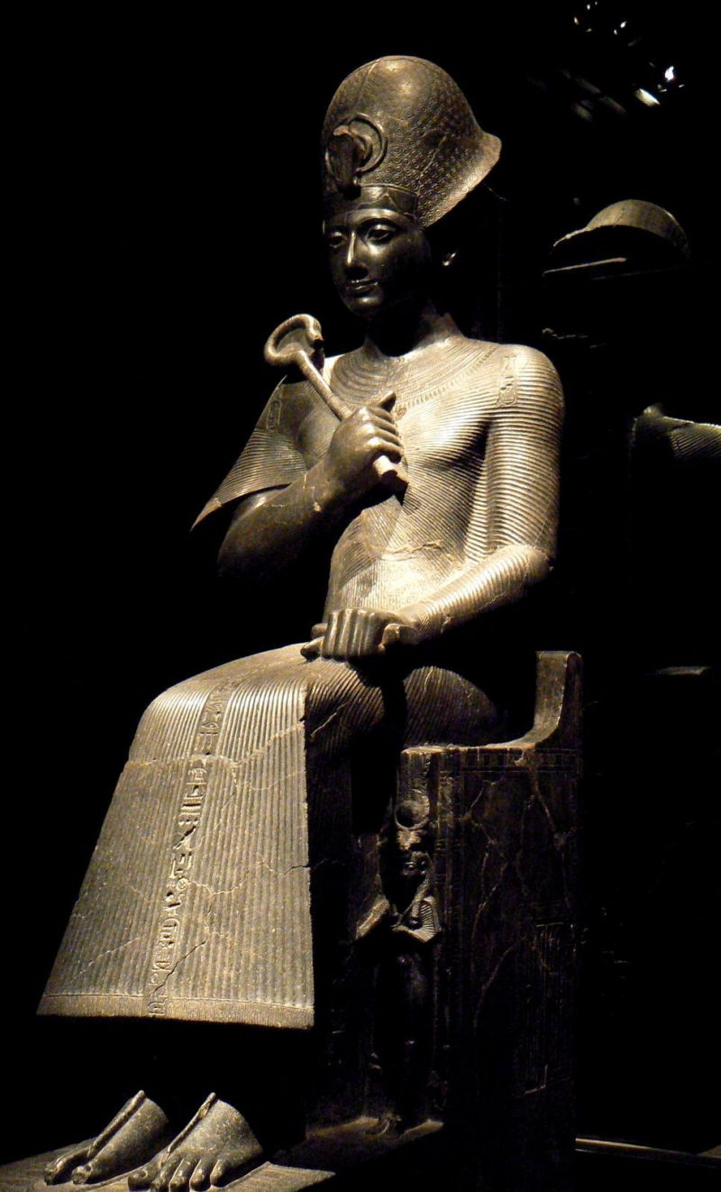 Pha-ra-ông đeo một loại vương miện gọi là Nemes