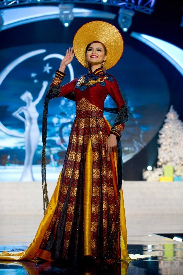 Quốc phục của Hoa hậu Diễm Hương tại cuộc thi Hoa hậu Hoàn vũ Thế giới năm 2012