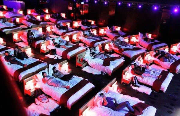 Rạp chiếu phim “giường nằm” Paris, Pháp