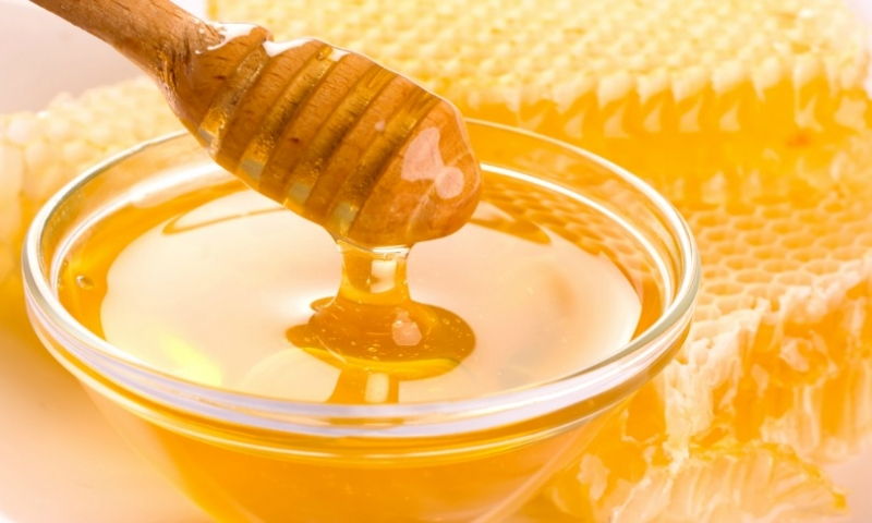 Rửa mặt với mật ong