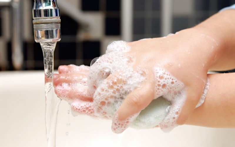 Rửa tay sạch khi chế biến
