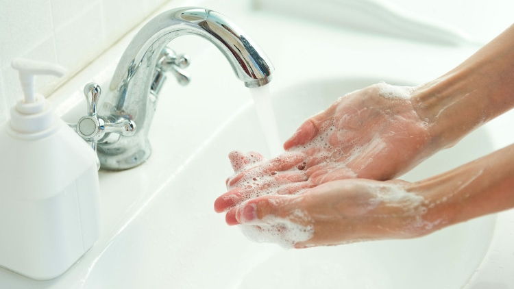 Rửa tay thường xuyên bằng nước và xà phòng
