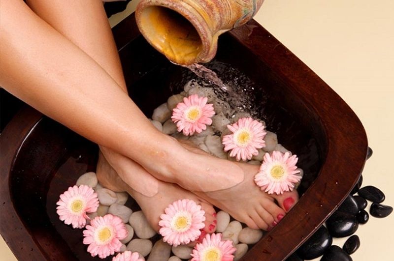 Tắm hoặc ngâm chân bằng nước ấm