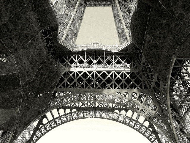 Tháp Eiffel từng là biển quảng cáo