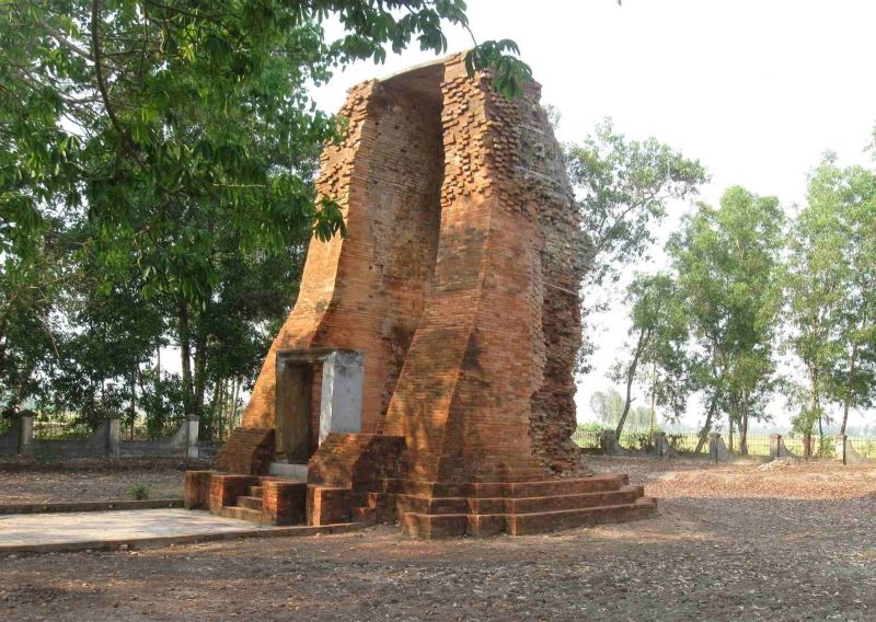 Tháp cổ Vĩnh Hưng
