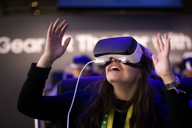 Thực tế ảo (Virtual Reality - VR)